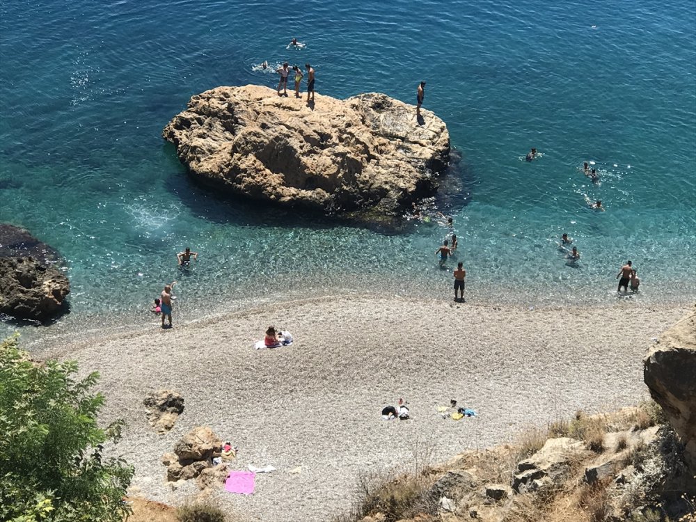 Antalya'da Sıcaktan Bunalanlar Denizde Serinliyor