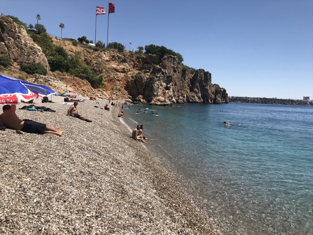 Antalya'da Sıcaktan Bunalanlar Denizde Serinliyor