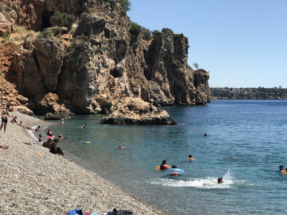 Antalya'da Sıcaktan Bunalanlar Denizde Serinliyor