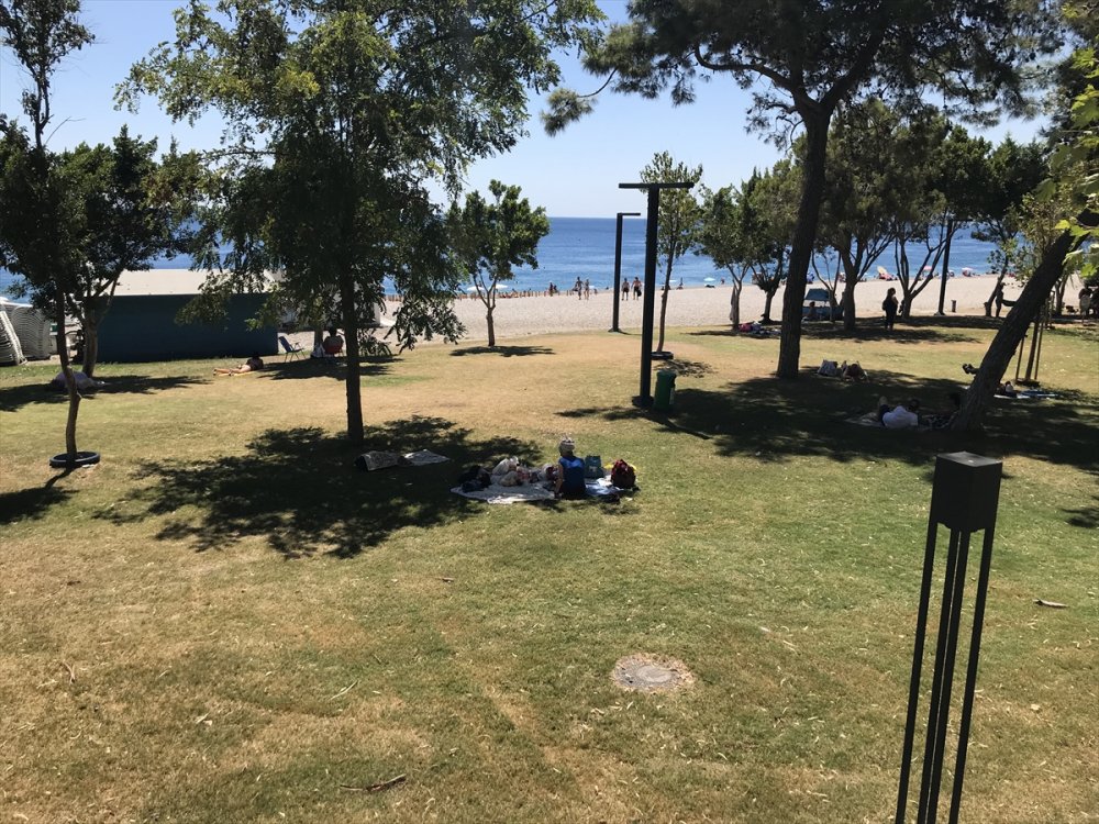 Antalya'da Sıcaktan Bunalanlar Denizde Serinliyor