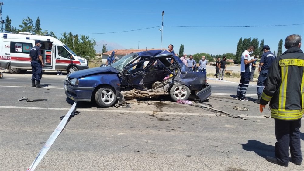 Kayseri'de 2 Otomobil Çarpıştı: 2 Ölü, 2 Yaralı