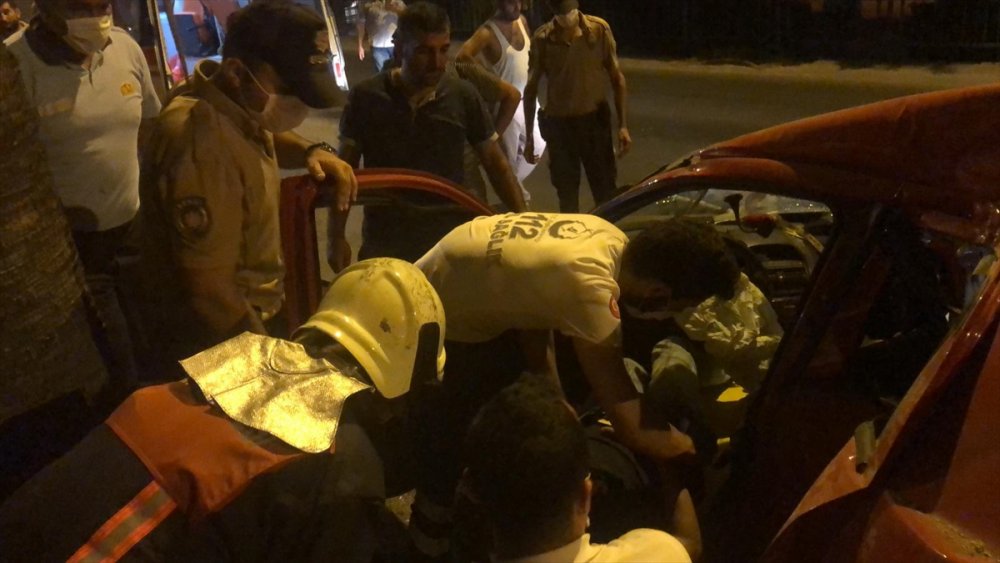 Mersin'de Ağaca Çarpan Otomobilin Sürücüsü Yaralandı