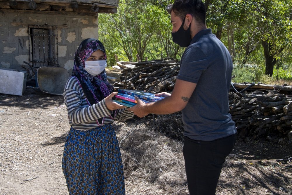 Mersin'de Okuma Hayalinden Vazgeçmeyen Öğrenciye Belediyeden Kurs Desteği