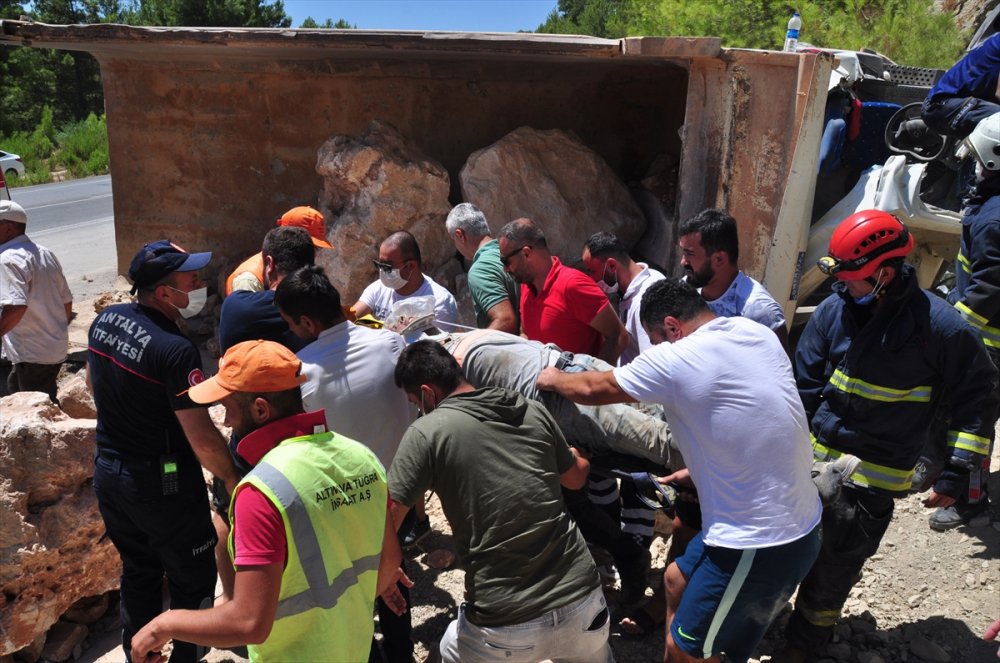 Antalya'da Devrilen Hafriyat Kamyonunda Sıkışan Sürücü İtfaiye Ekiplerince Kurtarıldı