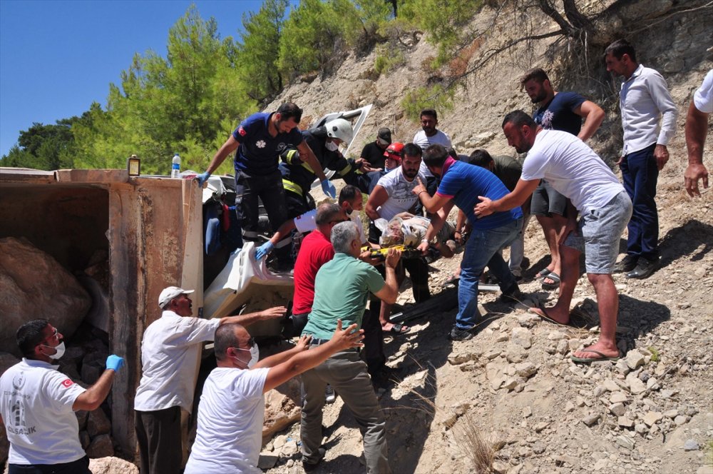 Antalya'da Devrilen Hafriyat Kamyonunda Sıkışan Sürücü İtfaiye Ekiplerince Kurtarıldı