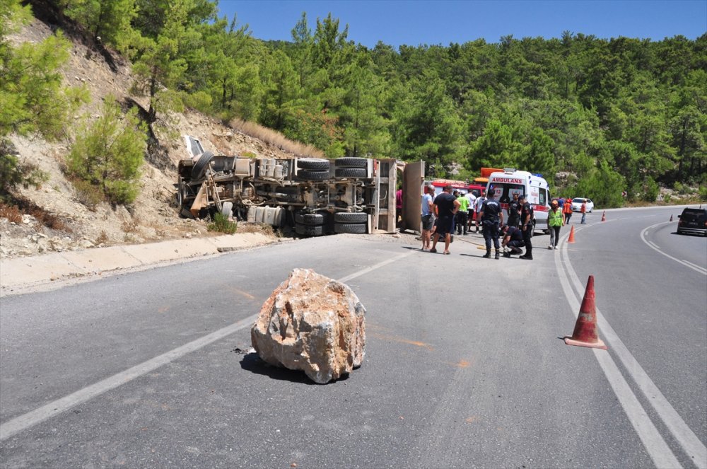 Antalya'da Devrilen Hafriyat Kamyonunda Sıkışan Sürücü İtfaiye Ekiplerince Kurtarıldı