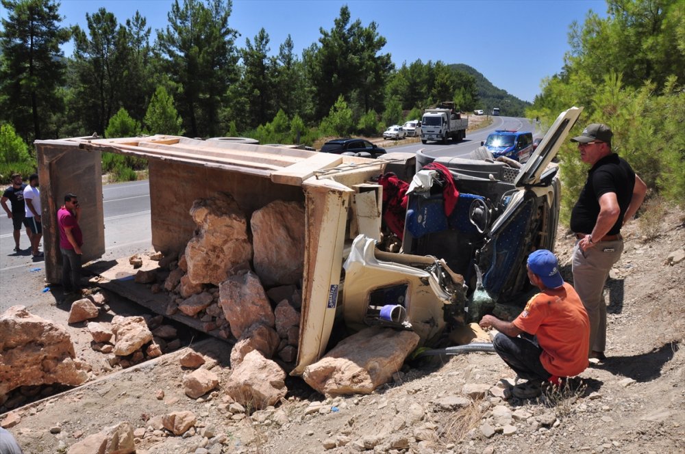 Antalya'da Devrilen Hafriyat Kamyonunda Sıkışan Sürücü İtfaiye Ekiplerince Kurtarıldı