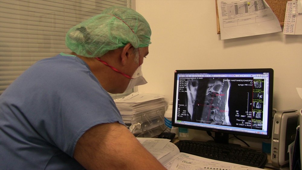 Bel Ağrısı Şikayetiyle Doktora Müracaat Eden Kişi 