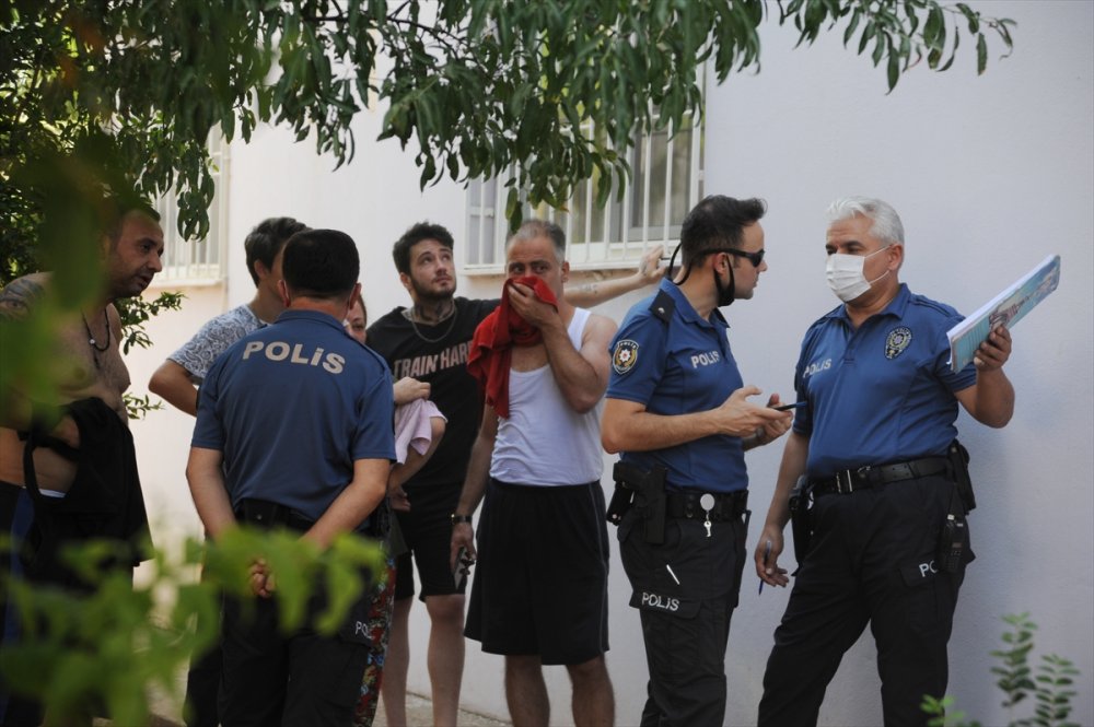 Antalya'da Çıkan Ev Yangınında Yaşlı Kadın İtfaiye Ekiplerince Kurtarıldı