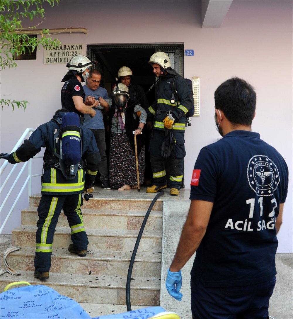 Antalya'da Çıkan Ev Yangınında Yaşlı Kadın İtfaiye Ekiplerince Kurtarıldı