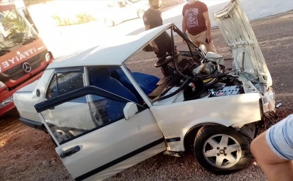 Antalya'da Otomobilde Sıkışan Sürücü İtfaiye Ekiplerince Kurtarıldı