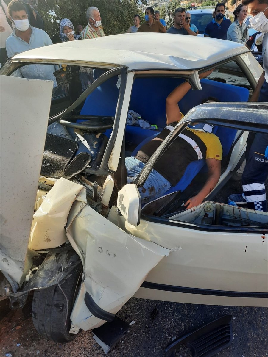 Antalya'da Otomobilde Sıkışan Sürücü İtfaiye Ekiplerince Kurtarıldı