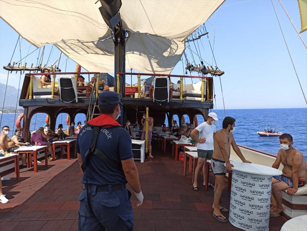 Antalya'daki Tekne Ve Yatlarda Kovid-19 Denetimi Yapıldı