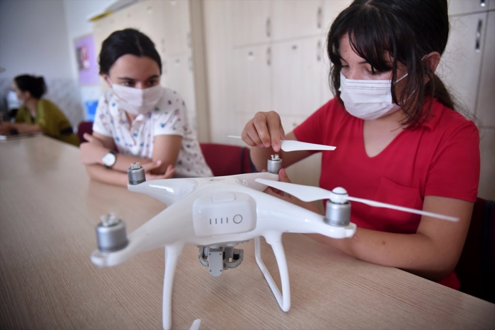 Eğitim Verilen Mersinli Çocuklar İlk Kez Drone Uçurmanın Heyecanını Yaşıyor