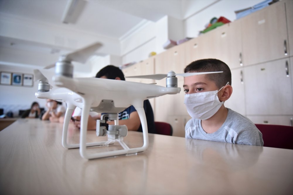 Eğitim Verilen Mersinli Çocuklar İlk Kez Drone Uçurmanın Heyecanını Yaşıyor