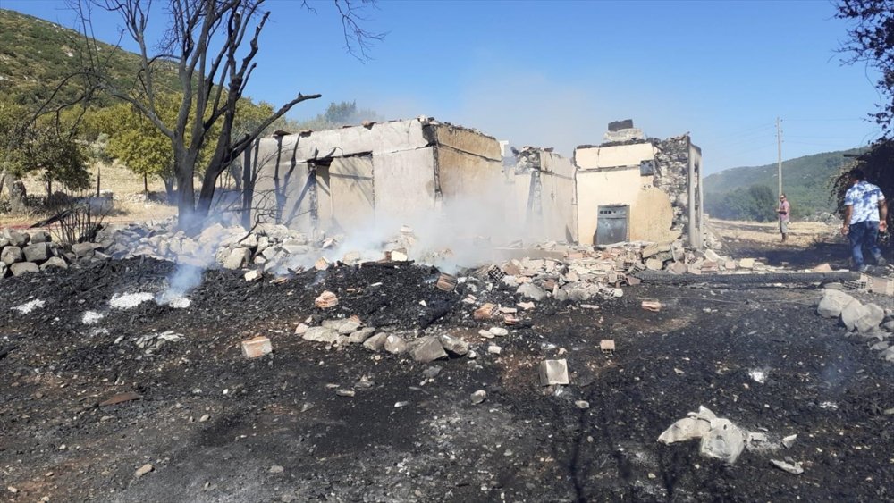 Antalya'da Anız Yangınının Sıçradığı Ev Kullanılamaz Hale Geldi