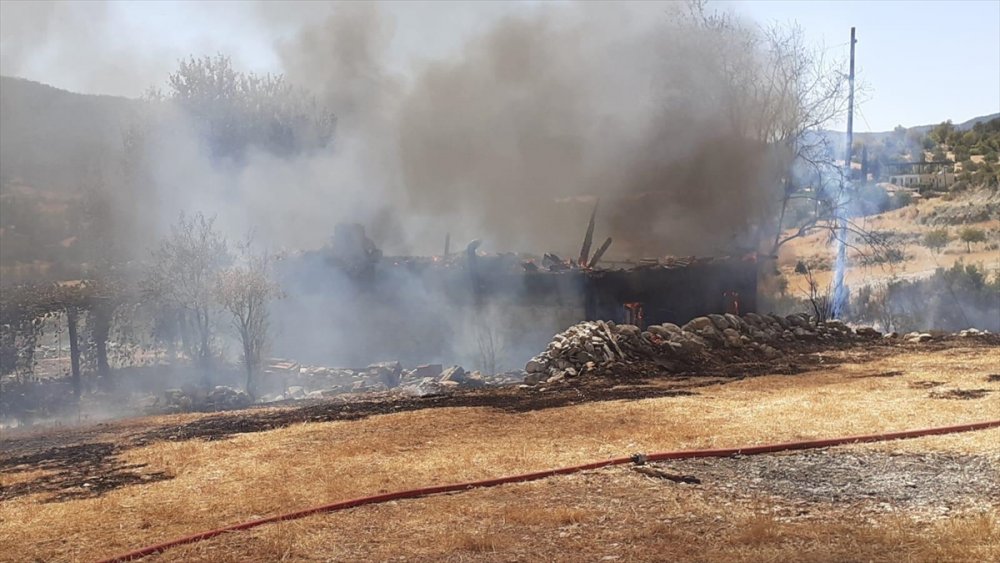 Antalya'da Anız Yangınının Sıçradığı Ev Kullanılamaz Hale Geldi