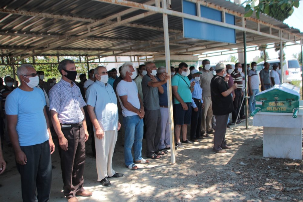 Antalya'da Eşi Tarafından Bıçaklanarak Öldürülen Kadının Cenazesi Defnedildi