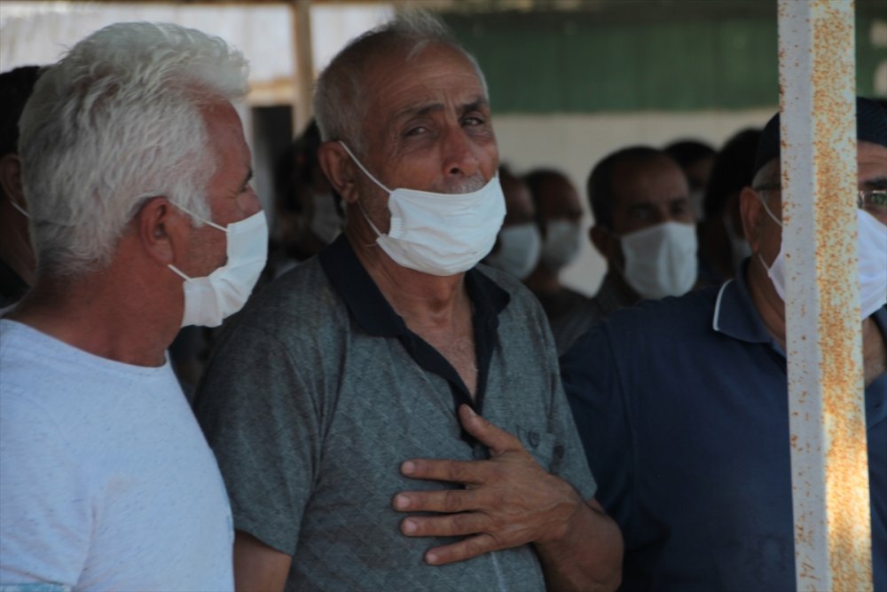 Antalya'da Eşi Tarafından Bıçaklanarak Öldürülen Kadının Cenazesi Defnedildi