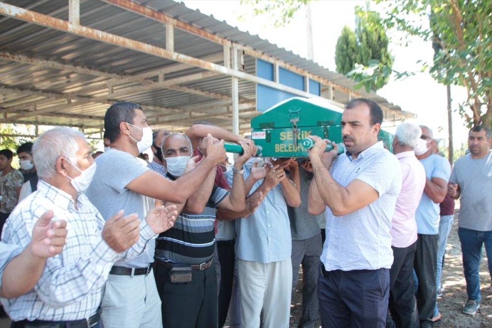 Antalya'da Eşi Tarafından Bıçaklanarak Öldürülen Kadının Cenazesi Defnedildi