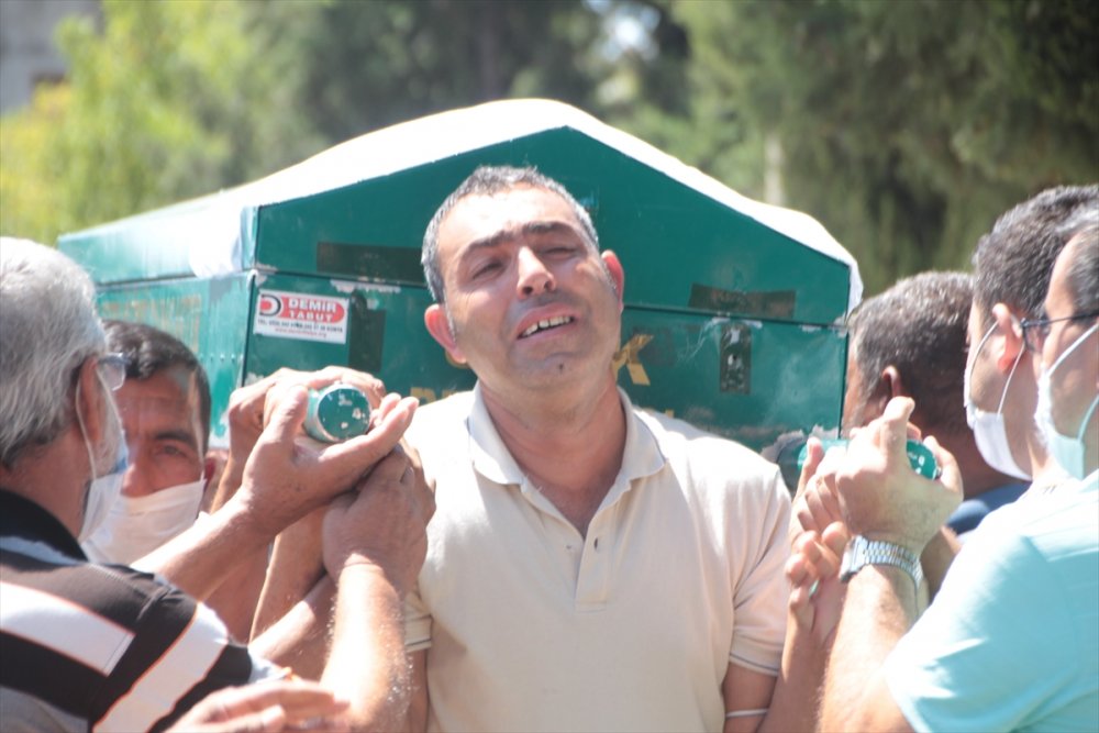 Antalya'da Eşi Tarafından Bıçaklanarak Öldürülen Kadının Cenazesi Defnedildi