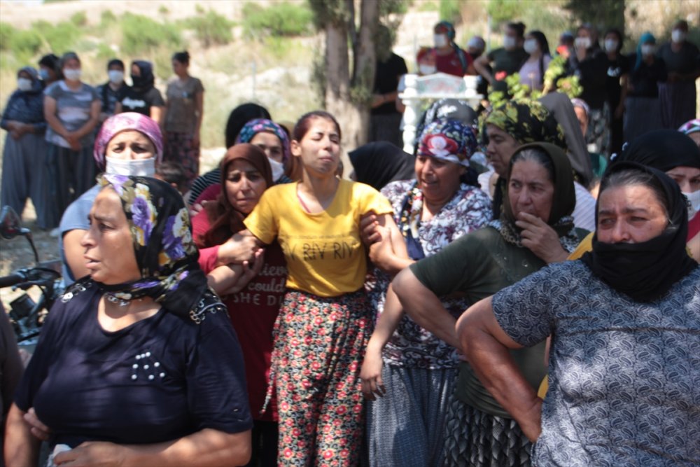 Antalya'da Eşi Tarafından Bıçaklanarak Öldürülen Kadının Cenazesi Defnedildi