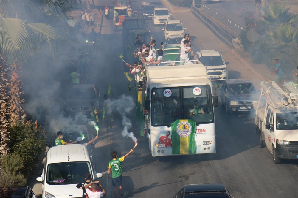 Bölgesel Amatör Ligi'ne Yükselmeyi Traktörlü Konvoyla Kutladılar