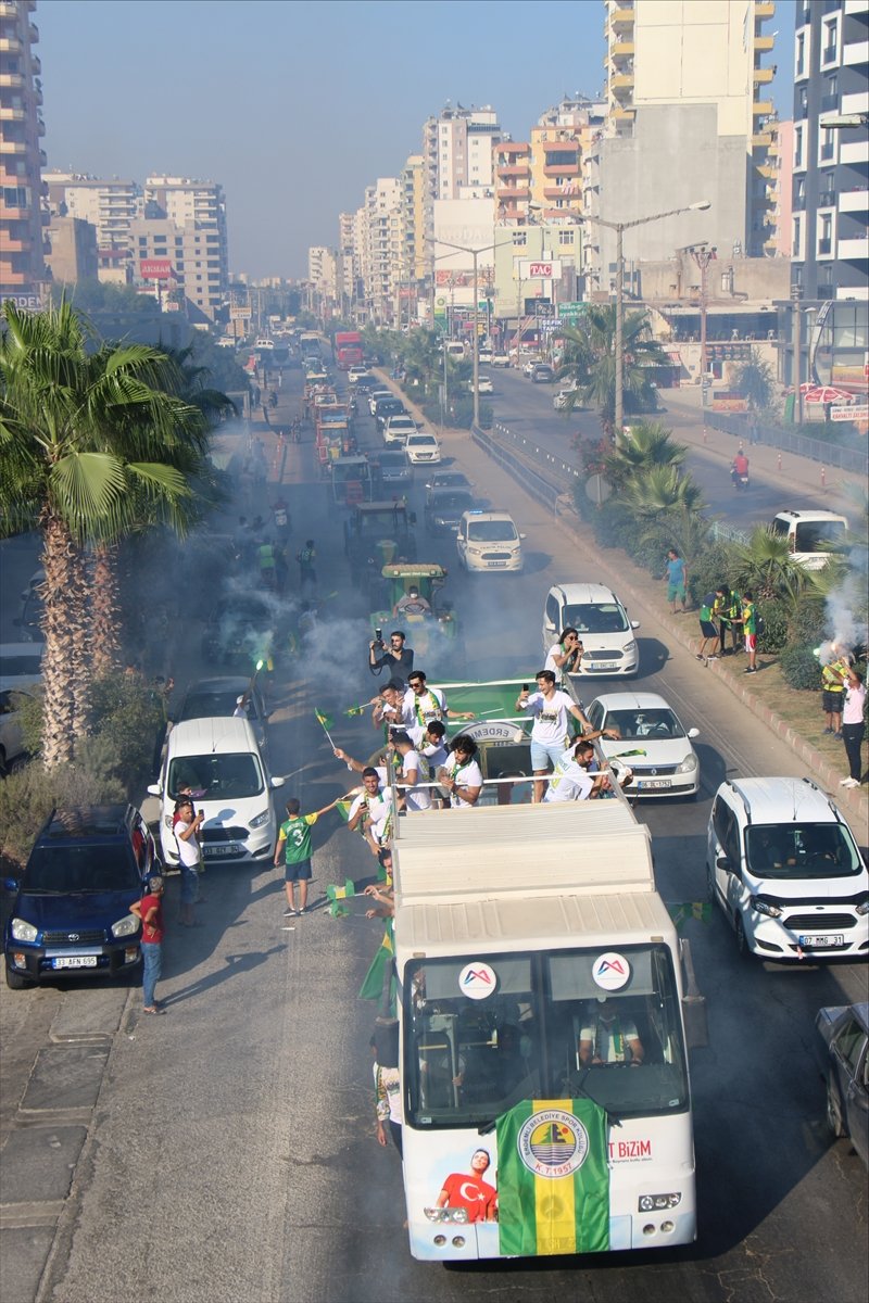 Bölgesel Amatör Ligi'ne Yükselmeyi Traktörlü Konvoyla Kutladılar