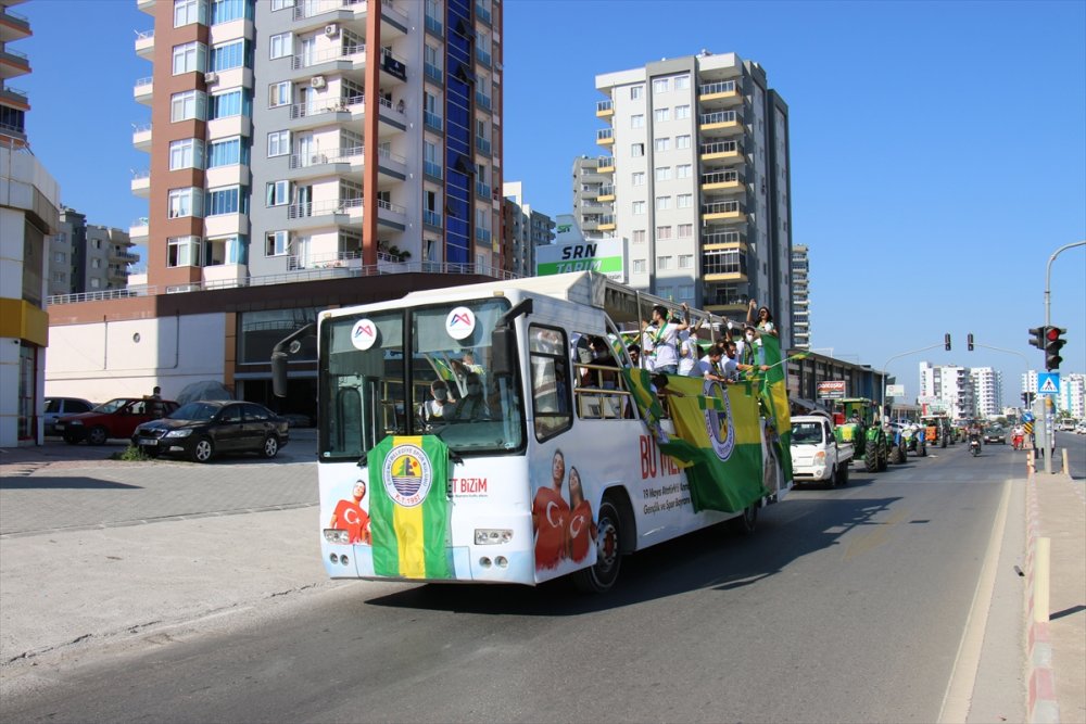 Bölgesel Amatör Ligi'ne Yükselmeyi Traktörlü Konvoyla Kutladılar