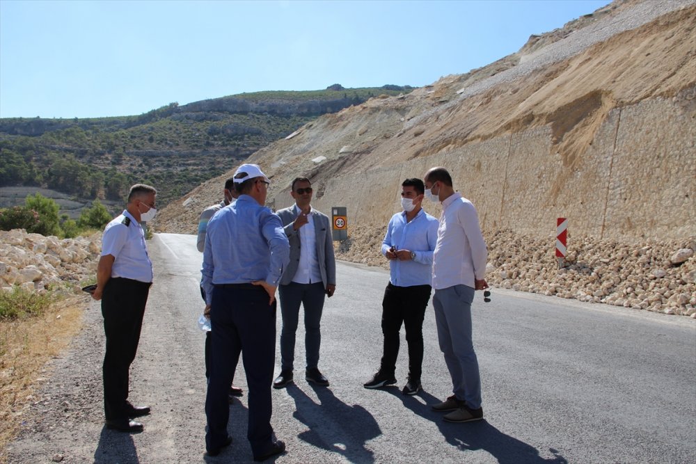 Silifke Kaymakamı Nazlı, Heyelan Nedeniyle Kapanan Silifke-mut Yolunu İnceledi
