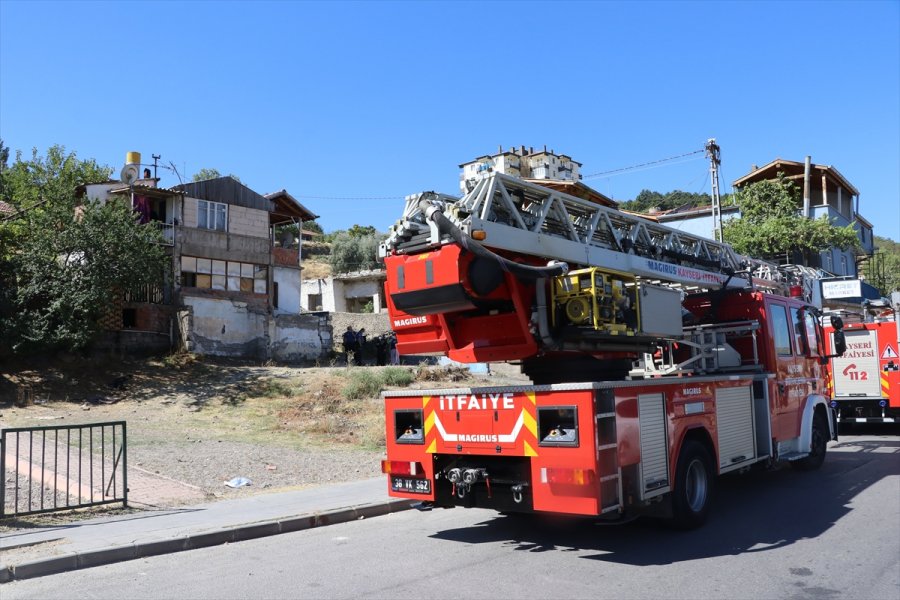 Kayseri'de Çatı Yangını Hasara Neden Oldu