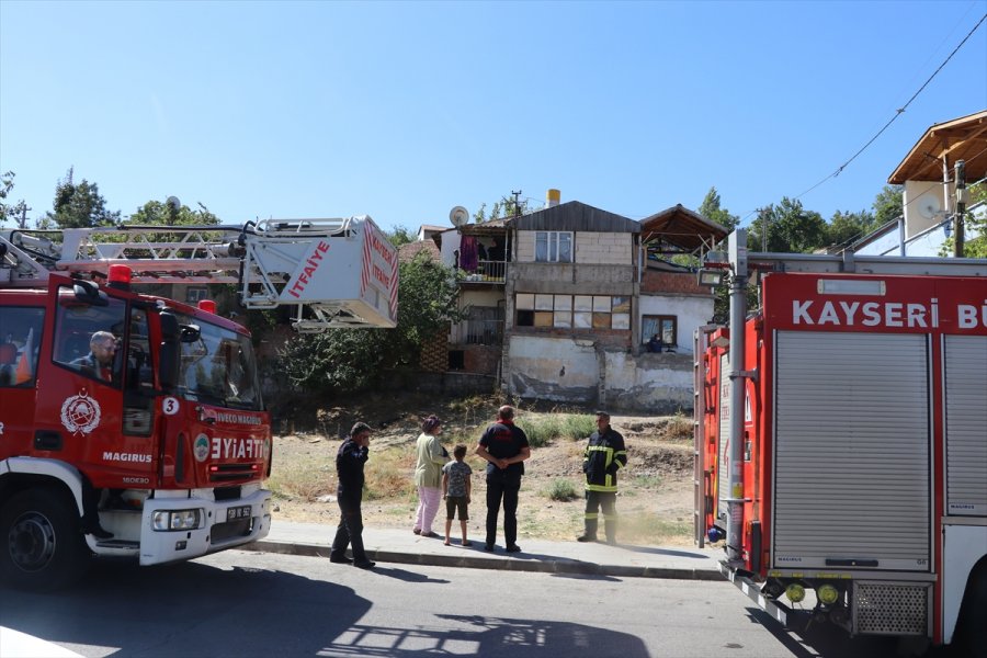 Kayseri'de Çatı Yangını Hasara Neden Oldu