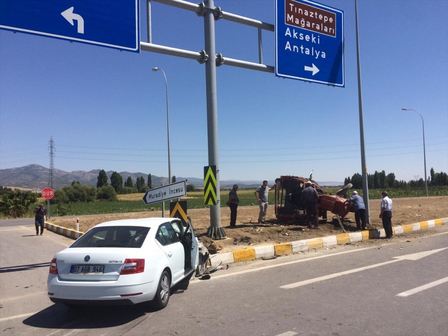 Konya'da Ehliyetsiz Sürücünün Kullandığı Traktör İle Otomobil Çarpıştı: 4 Yaralı