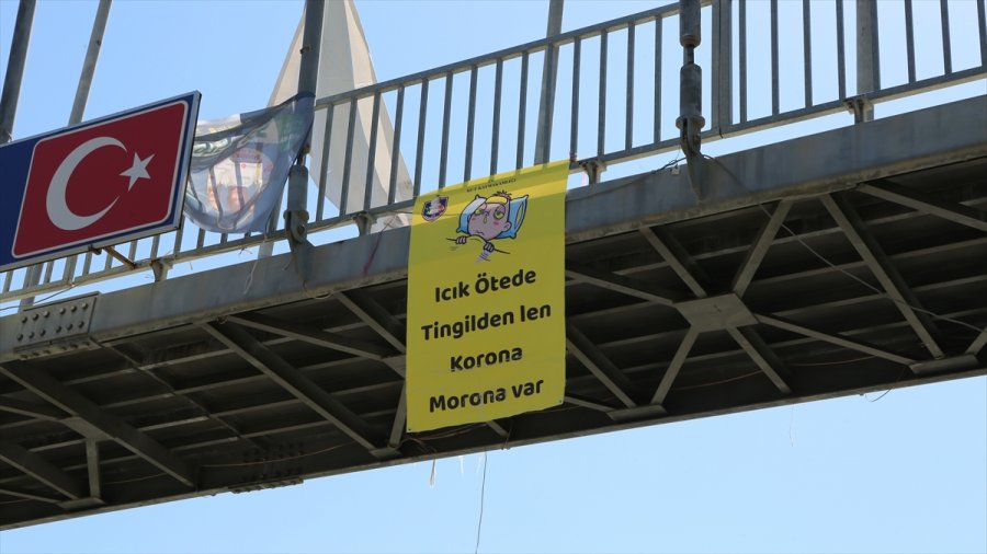 Mersin'de Afişlerde Yerel Şive İle Sosyal Mesafe Ve Maske Uyarısı