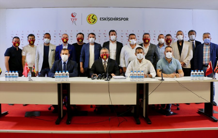 Eskişehirspor Kulübü Başkanı Mustafa Akgören, Fıfa'daki Dosyalara Çözüm Arıyor: