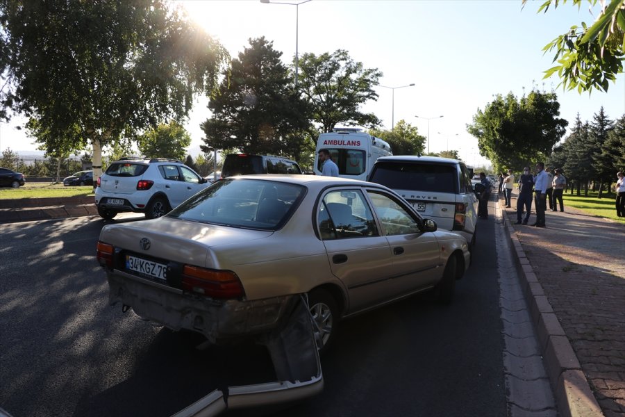 Kayseri'de Araçlara Çarparak İlerleyen Sürücü Yaralandı