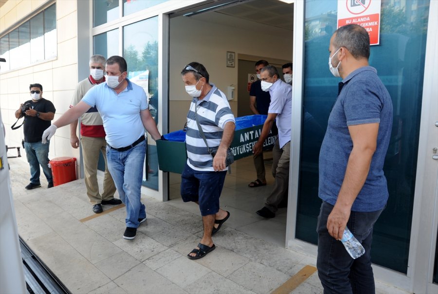 Antalya'da Otomobilin Çarptığı Kadın Öldü