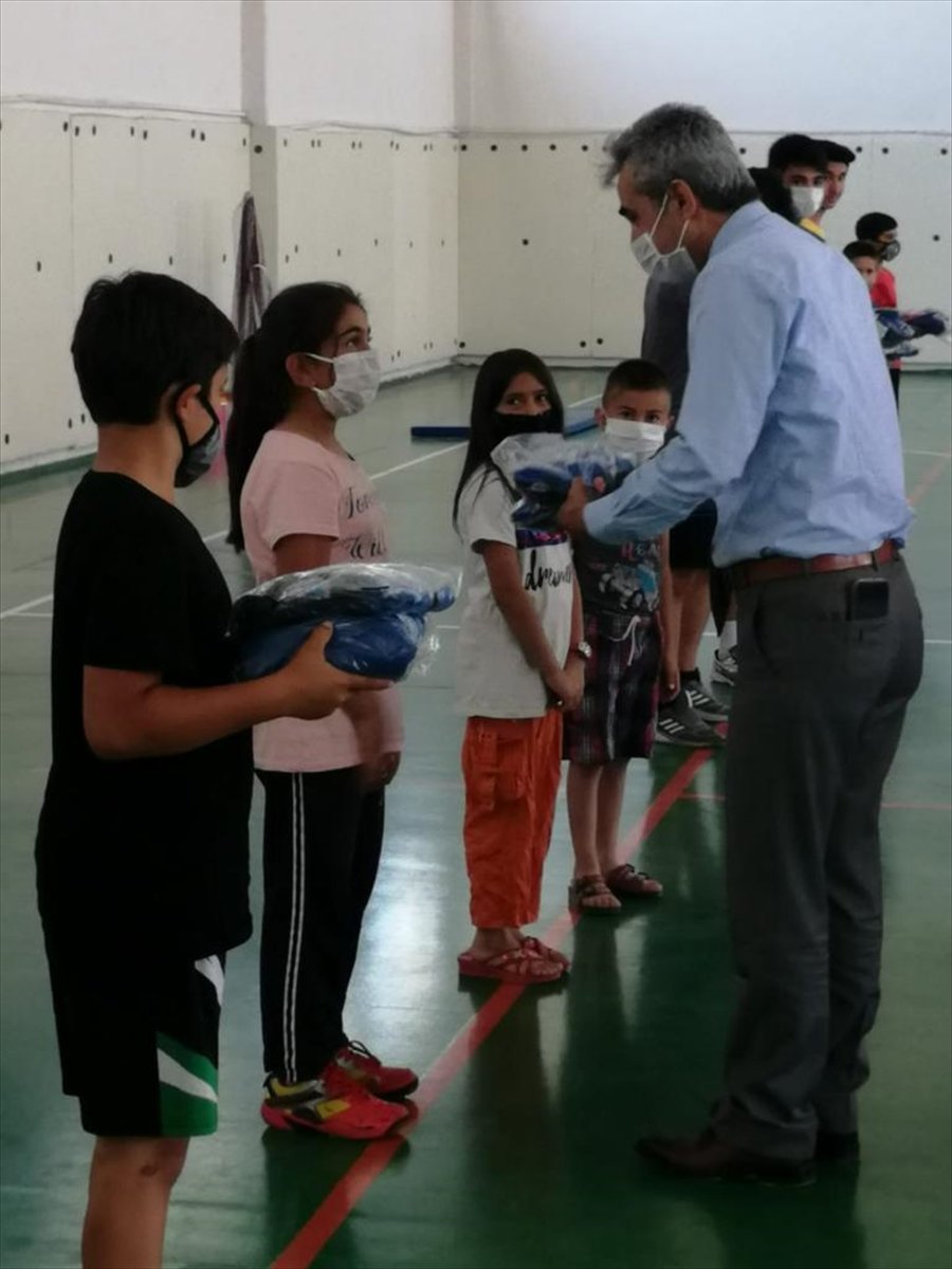 Başkan Büyükkarcı’dan Sporculara Malzeme Desteği