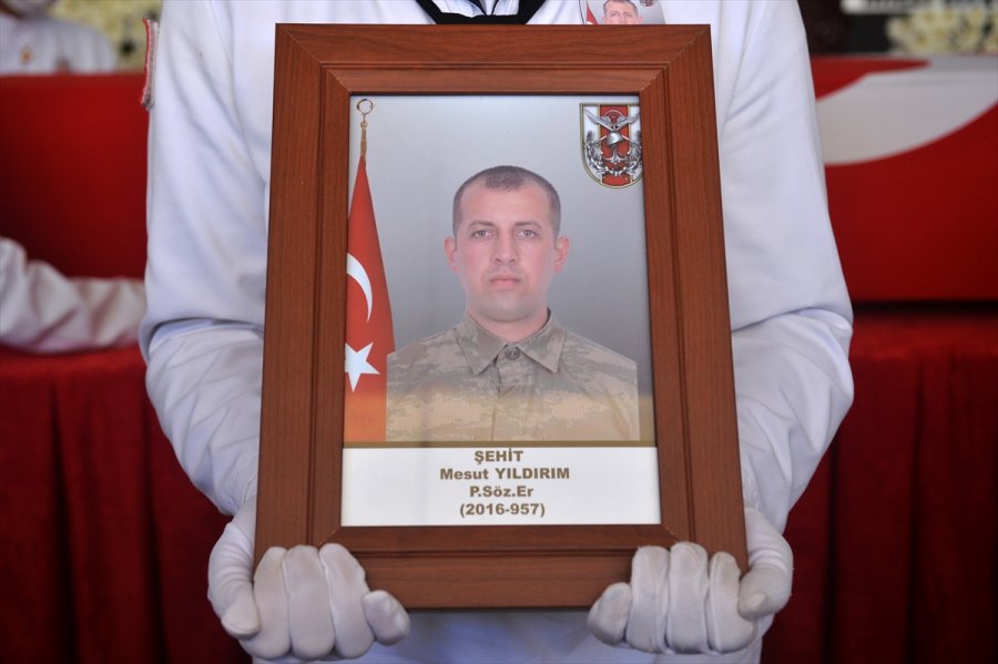 Hakkari'de Şehit Olan Asker Mersin'de Son Yolculuğuna Uğurlandı