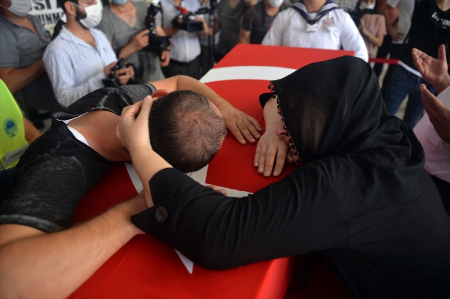 Hakkari'de Şehit Olan Asker Mersin'de Son Yolculuğuna Uğurlandı