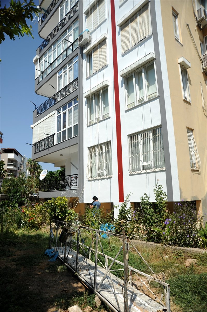 Antalya'da İskeleden Düşen 2 İşçi Yaralandı