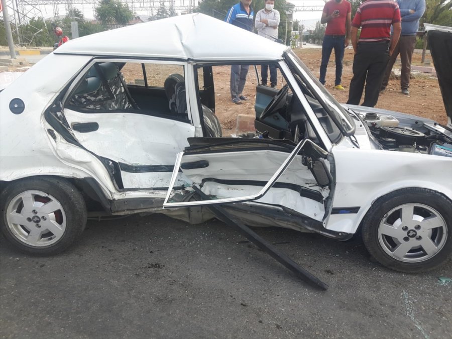 Antalya'da Otomobille Hafif Ticari Araç Çarpıştı: 2 Yaralı