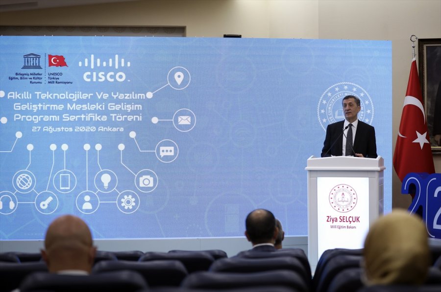 Milli Eğitim Bakanı Selçuk, Yazılım Geliştirme Eğitimini Tamamlayan Öğretmen Ve Öğrencilerin Sertifika Törenine Katıldı: