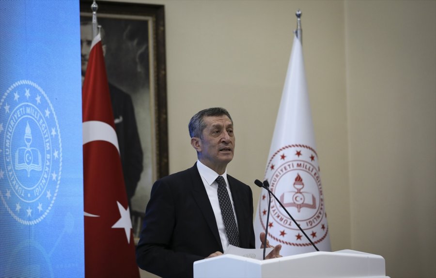 Milli Eğitim Bakanı Selçuk, Yazılım Geliştirme Eğitimini Tamamlayan Öğretmen Ve Öğrencilerin Sertifika Törenine Katıldı: