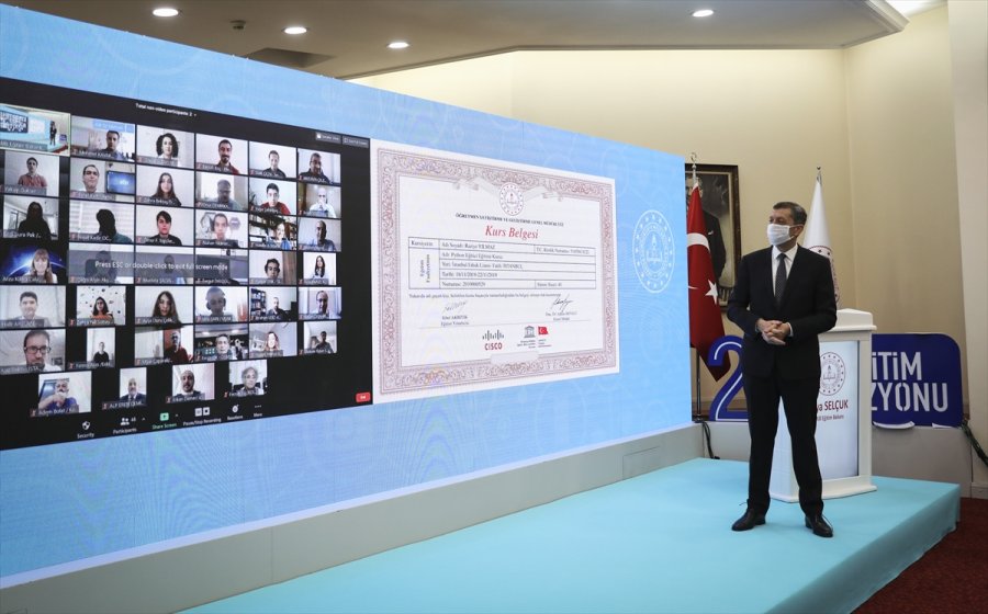Milli Eğitim Bakanı Selçuk, Yazılım Geliştirme Eğitimini Tamamlayan Öğretmen Ve Öğrencilerin Sertifika Törenine Katıldı: