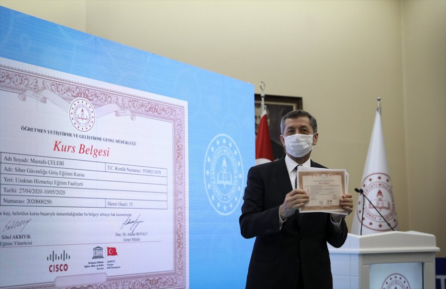 Milli Eğitim Bakanı Selçuk, Yazılım Geliştirme Eğitimini Tamamlayan Öğretmen Ve Öğrencilerin Sertifika Törenine Katıldı: