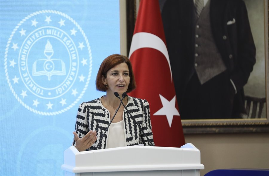 Milli Eğitim Bakanı Selçuk, Yazılım Geliştirme Eğitimini Tamamlayan Öğretmen Ve Öğrencilerin Sertifika Törenine Katıldı: