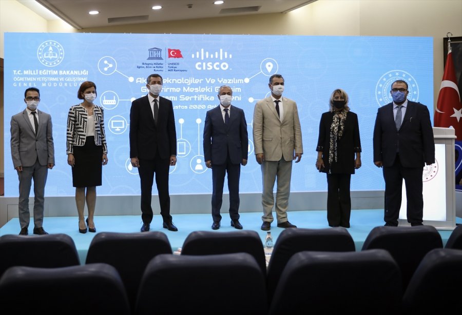 Milli Eğitim Bakanı Selçuk, Yazılım Geliştirme Eğitimini Tamamlayan Öğretmen Ve Öğrencilerin Sertifika Törenine Katıldı: