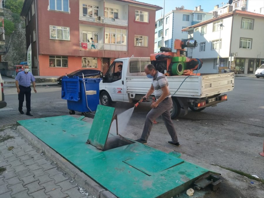 Kızılcahamam'da Çöp Konteynerleri Dezenfekte Ediliyor