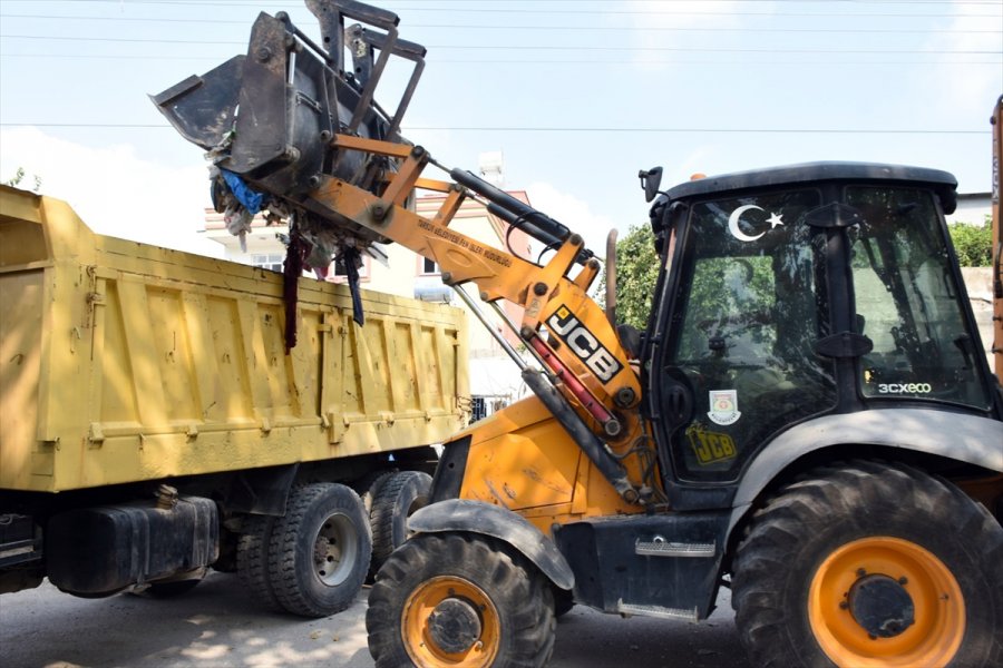 Mersin'de Kötü Kokuların Geldiği Evden 8 Kamyon Çöp Çıkarıldı
